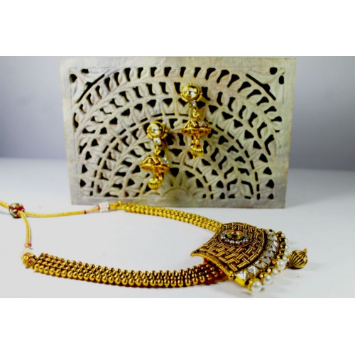 Bold and beautiful kundan Necklace set.