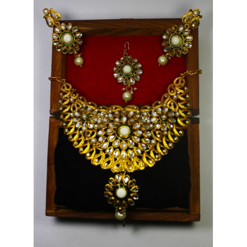 Queen Style Necklace Set.