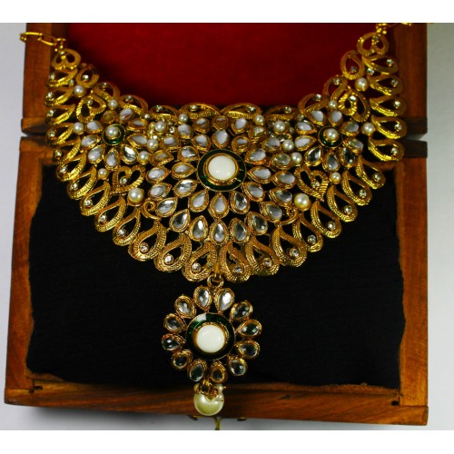 Queen Style Necklace Set.