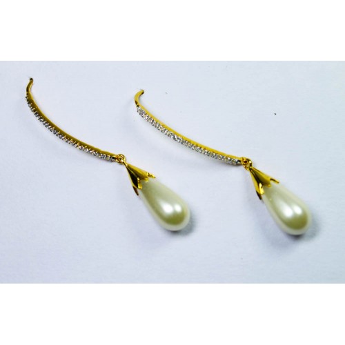 Sleek White Pearl Ad earring